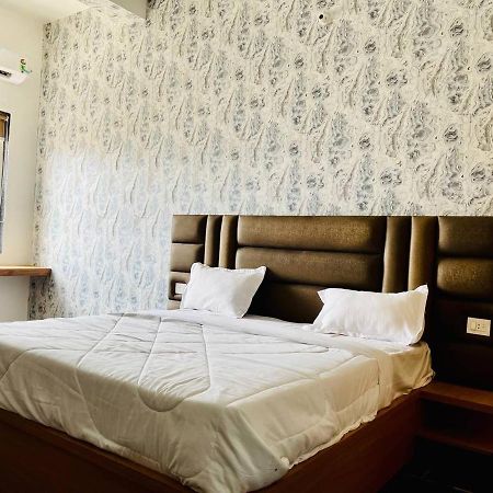 Hotel B P Emerald Mathura Exterior foto
