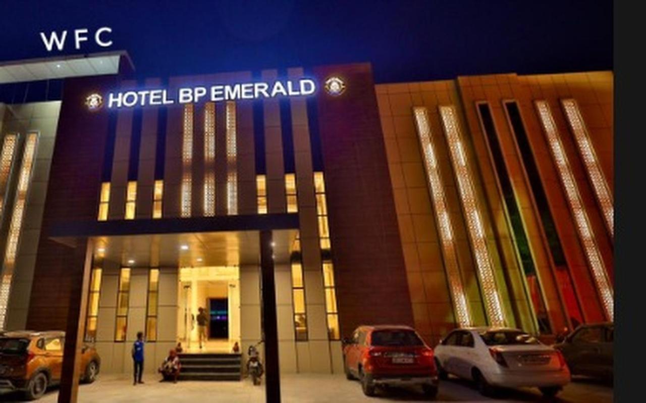 Hotel B P Emerald Mathura Exterior foto