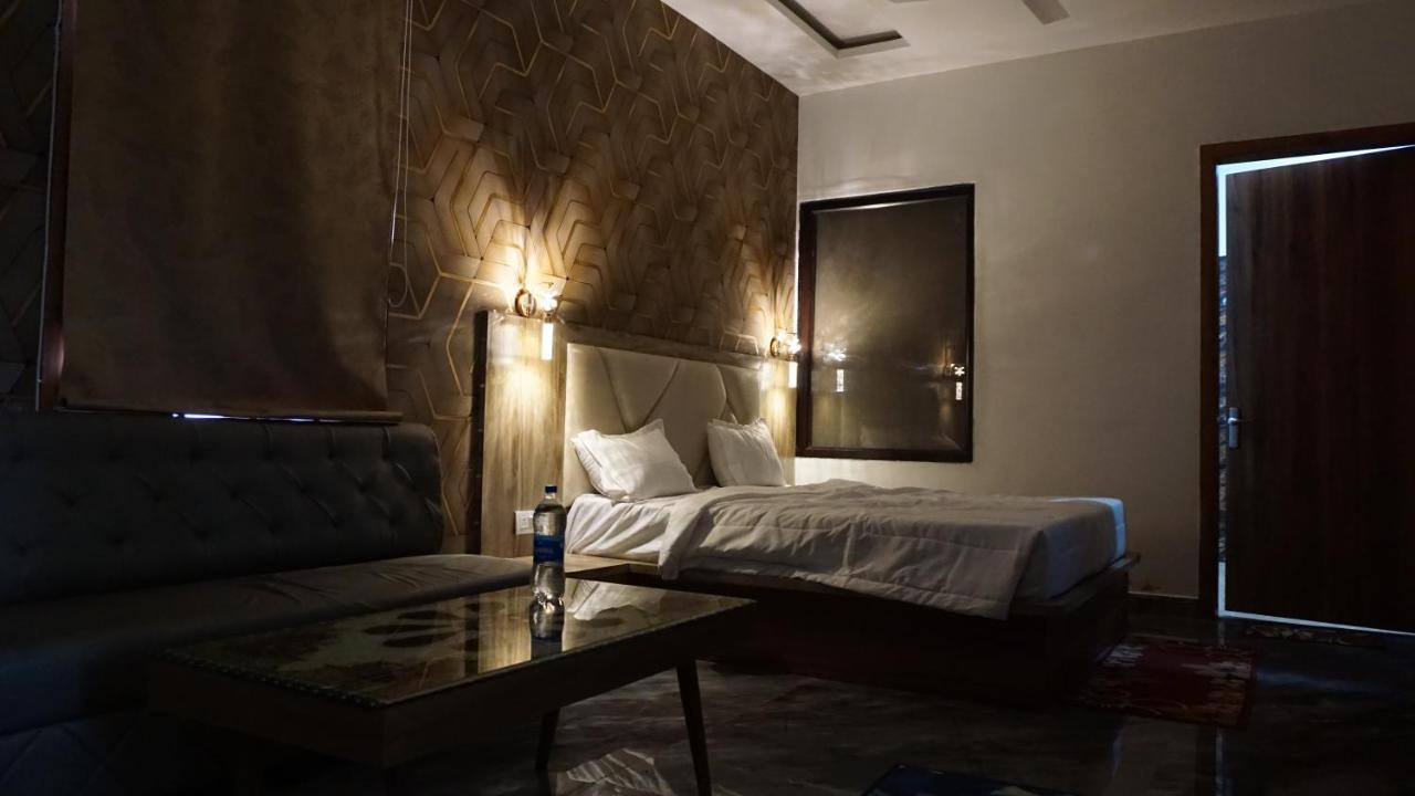 Hotel B P Emerald Mathura Exterior foto