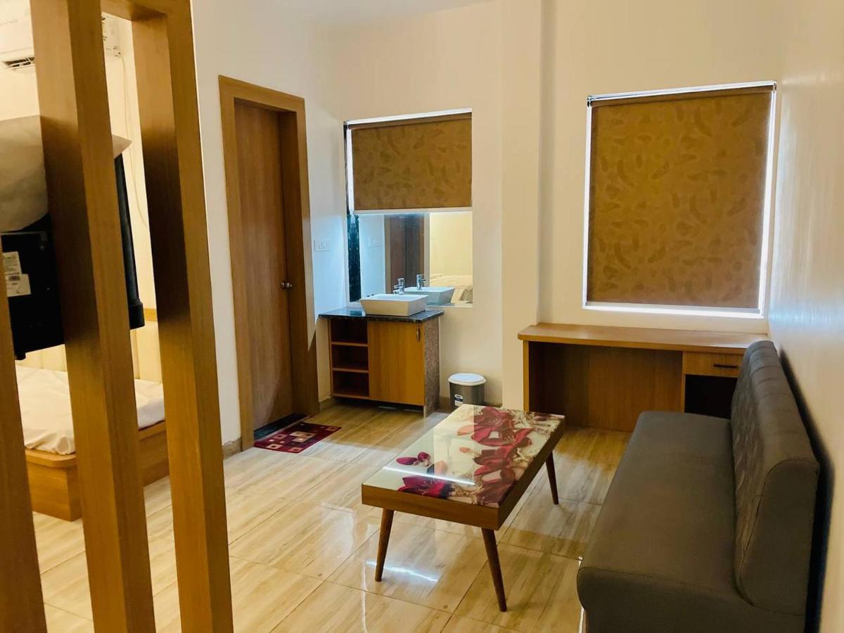 Hotel B P Emerald Mathura Exterior foto