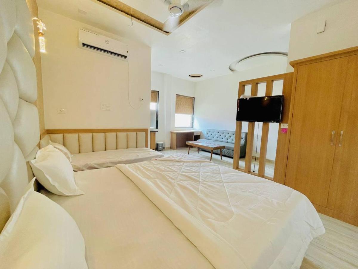 Hotel B P Emerald Mathura Exterior foto