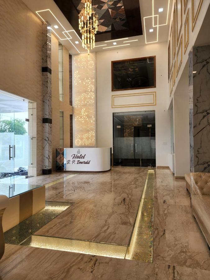 Hotel B P Emerald Mathura Exterior foto