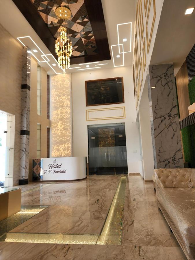 Hotel B P Emerald Mathura Exterior foto
